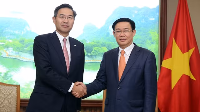 Le Vice-PM Vuong Dinh Huê (à droite) et Shosuke Mori, chef de la division Asie-Pacifique de SMBC, le 5 mars, à Hanoi. Photo : VGP. 