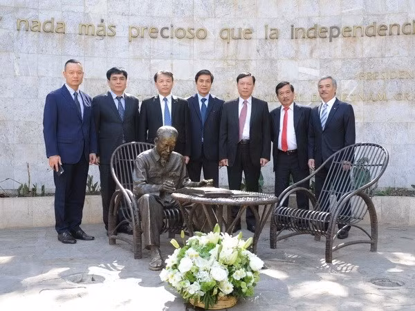La délégation vietnamienne prend une photo souvenir à la statue du Président Hô Chi Minh au cœur de la Ville de Mexico. Photo : VNA.