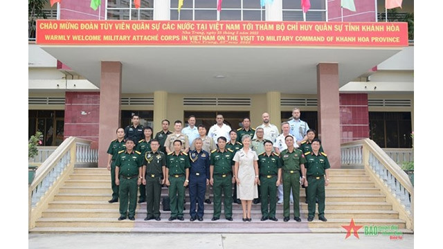 La délégation d'attachés militaires des pays au Vietnam et le commandement des forces armées de la province de Khanh Hoa. Photo: qdnd.vn