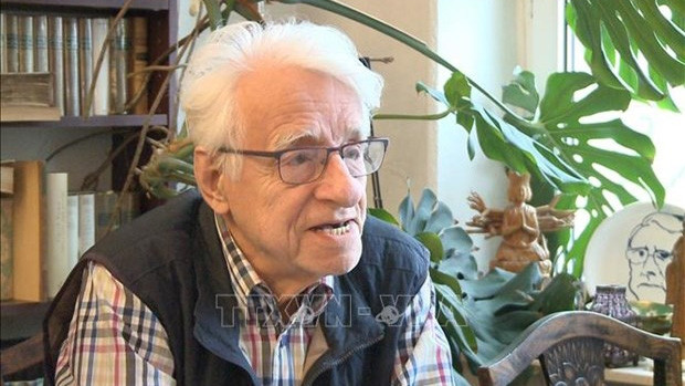 Le professeur et docteur allemand Günter Giesenfeld. Photo : VNA.