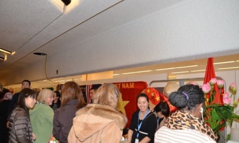 Le stand du Vietnam à la Foire internationale de charité de l'ONU à Genève, en Suisse. Photo: VNA.