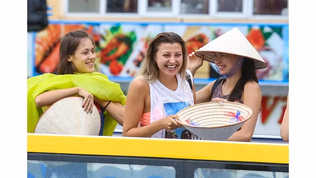 Des touristes étrangers à Ha Long dans un bus à deux étages. Photo : VOV.