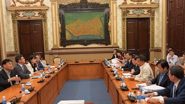 Séance de travail entre le président du Comité populaire de Hô Chi Minh-Ville, Nguyên Thành Phong, et le directeur général de Samsung Vietnam, Shim Won Hwan. Photo: VOH.