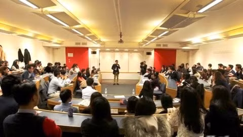 La vue générale du séminaire «Intégration à la vie active au Royaume-Uni et au Vietnam». Photo: NDEL.