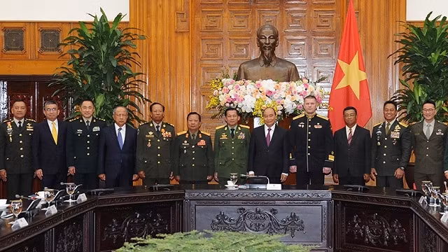 Le PM vietnamien Nguyên Xuân Phuc (5e à droite) et des officiels militaires étrangers. Photo : Trân Hai/NDEL.