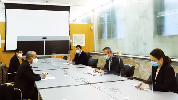 L’ambassadeur du Vietnam en Slovénie, Nguyên Trung Kiên rencontre l’ambassadeur Igor Jukic, directeur général chargé de la diplomatie multilatérale au sein du ministère slovène des Affaires étrangères. Photo : VNA.