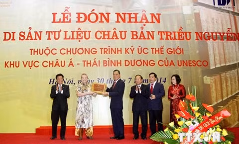 Cérémonie de réception du certificat de patrimoine documentaire du registre «Mémoire du monde» pour l’Asie-Pacifique de l’UNESCO destiné aux "Châu ban", le 30 juillet à Hanoï. 