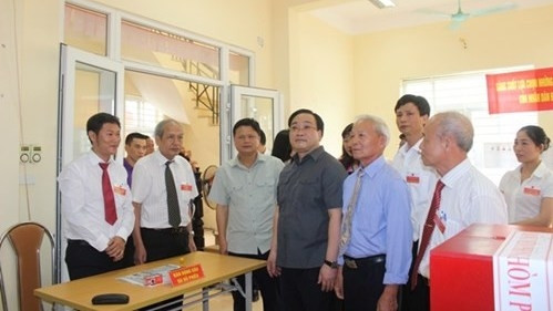 Le secrétaire du Comité du Parti de Hanoi, Hoàng Trung Hai, inspecte le travail électoral dans le quartier de Thach Bàn. Photo: anninhthudo.vn.