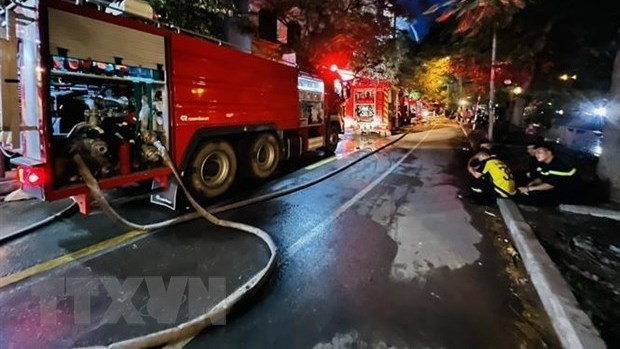 Des sapeurs-pompiers sur le lieu du drame. Photo : VNA.