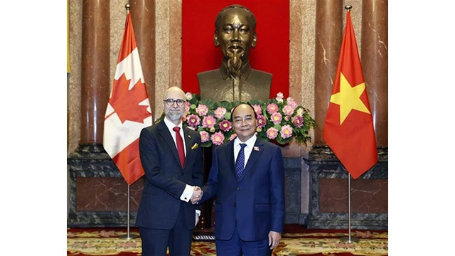 Le Président du Vietnam, Nguyên Xuân Phuc (à droite), et l'ambassadeur du Canada, Shawn Perry Steil. Photo : VNA.