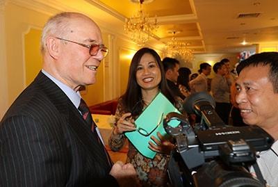 Nikolai Nikolaevich Kolesnik (à gauche) à la rencontre avec des correspondants du journal Nhân Dân en Russie (30 avril 2019). Photo : NDEL.