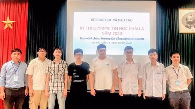 Les six membres de l'équipe vietnamienne participant aux Olympiades d’informatique d’Asie-Pacifique 2020 (au milieu). Photo : VNA.