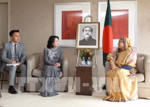La Vice-Présidente vietnamienne Dang Thi Ngoc Thinh (à gauche) et la Première ministre bangladaise Sheikh Hasina. Photo: VNA.