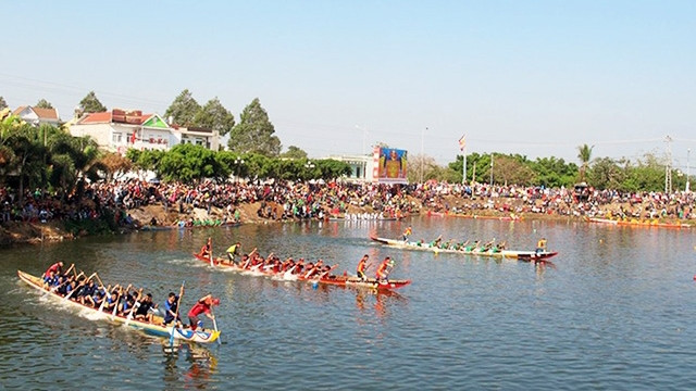 Une course de pirogue a eu lieu dans le district de Krong Ana, province de Dac Lac (sur les Hauts plateaux du Centre-Tây Nguyên). Photo : NDEL