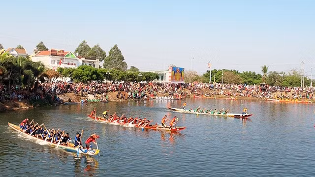 Une course de pirogue a eu lieu dans le district de Krong Ana, province de Dac Lac (sur les Hauts plateaux du Centre-Tây Nguyên). Photo : NDEL
