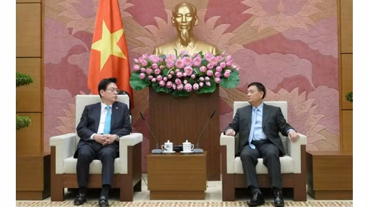 Le chef de la Commission des Affaires des députés de l’Assemblée nationale vietnamienne, Trân Van Tuy (à droite) et le président du Comité exécutif de l’Assemblée nationale sud-coréenne, Chung Woo-Taik. Photo : quochoi.
