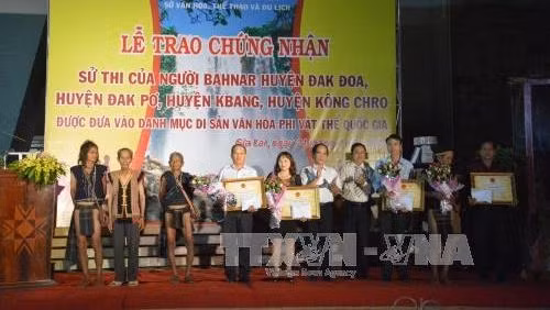 La cérémonie de remise du certificat reconnaissant les épopées de l’ethnie Bahnar, patrimoine culturel immatériel national en avril 2015.