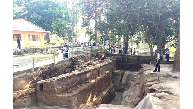 Une des deux cavités de fouille à la pagode Linh Son. Photo : Journal SGGP
