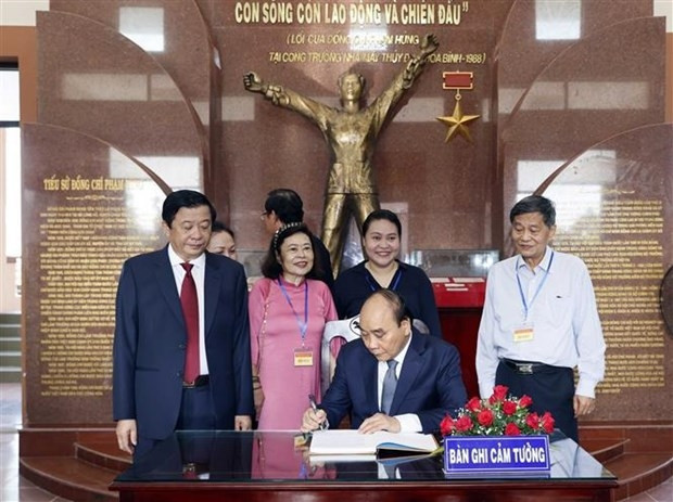 Le Président Nguyên Xuân Phuc écrit ses sentiments dans le carnet de souvenir. Photo : VNA.