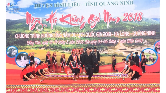 Un numéro artisitque au marché d’échanges amoureux de Dông Van. Photo : http://vanhoaonline.vn