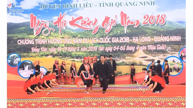 Un numéro artisitque au marché d’échanges amoureux de Dông Van. Photo : http://vanhoaonline.vn