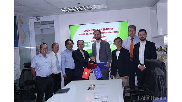 Signature d'un mémorandum de coopération entre l'Association de l’énergie propre au Vietnam et Solar Power Europe. Photo : congthuong.vn