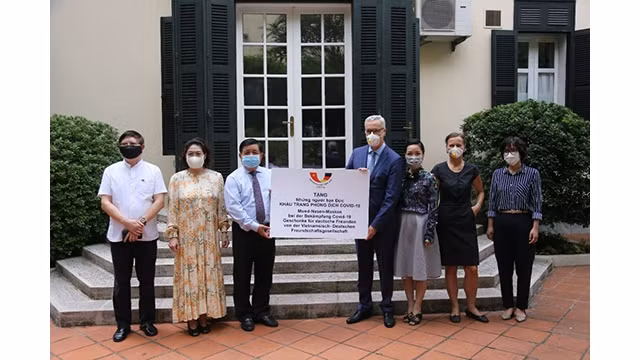 L’Association d’amitié Vietnam-Allemagne a fait don de 80 000 masques antibactériens de haute qualité à l’État de Saxe de l’Allemagne, en mai dernier. Photo : thoidai.com.vn