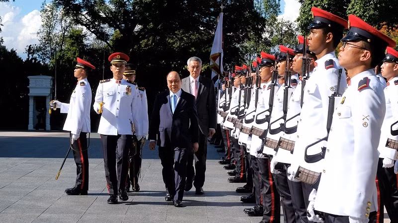 Cérémonie d’accueil du PM Nguyên Xuân Phuc à Singapour. Photo: VGP.