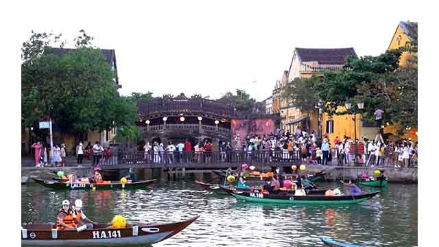 Après plus d’un mois de réouverture, les activités touristiques dans la vieille ville de Hôi An attire un grand nombre de touristes. Photo : VOV.