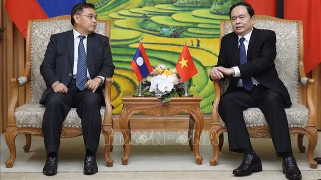 Le président du Comité central du Front de la Patrie du Vietnam, Trân Thanh Mân (à droite), et le président du Comité permanent du Front lao pour la construction nationale, Saysomphone Phomvihane. Photo: VNA