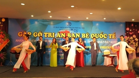 Rencontre d’amis étrangers à l’occasion de la Libération du Sud et de Réunification nationale, le 28 avril à Hanoi. Photo: CVN.