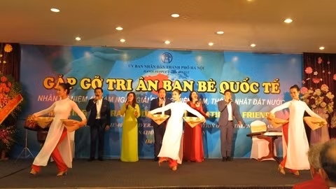 Rencontre d’amis étrangers à l’occasion de la Libération du Sud et de Réunification nationale, le 28 avril à Hanoi. Photo: CVN.