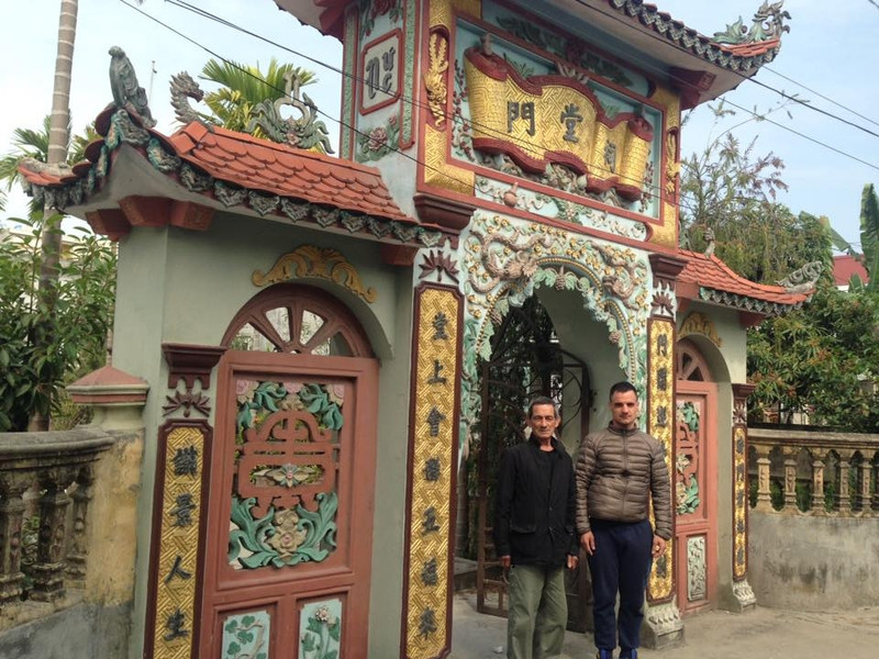 M. Guy Pacini et son fils Jean Christophe devant la maison de culte de la grande famille Nguyên de sa grand-mère, dans la ville de Hai Phong. Photo: Hà An/NDEL.
