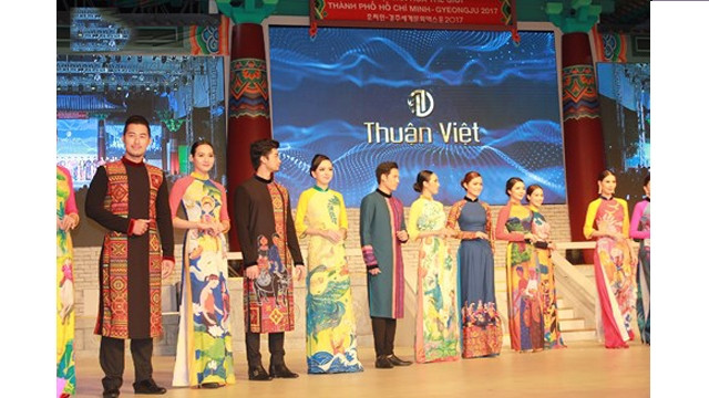 La collection du styliste Thuân Viêt. Photo: VOV