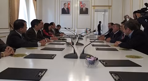 La délégation du PCV travaille avec les autorités de Guba. Photo: VOV.