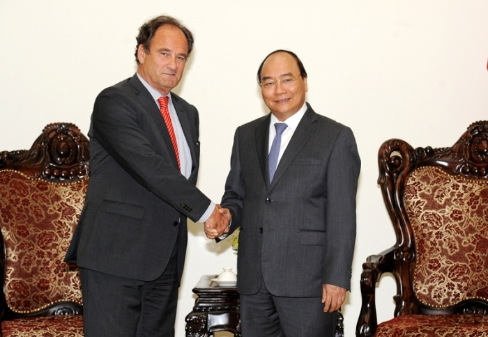Le PM vietnamien, Nguyên Xuân Phuc (à droite), et le secrétaire général de la Cour permanente d’arbitrage (PCA), Hugo Hans Siblesz, le 21 avril, à Hanoi. Photo: Trân Hai/NDEL.