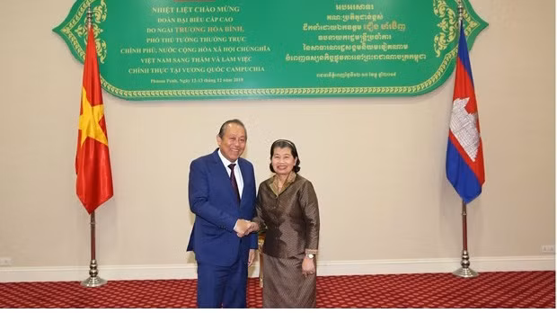Le Vice-Premier ministre permanent Truong Hoa Binh (à gauche) et la Vice-Premier ministre et ministre cambodgienne des Relations avec l'Assemblée nationale, du Sénat et de l’Inspection, Men Sam On. Photo: VNA.