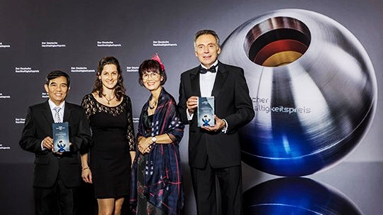 Les représentants de Hoi An et de Wernigerode reçoivent le prix « Développement urbain durable de l’Allemagne 2019 ». Photo : hanoimoi.com.vn