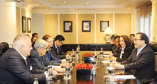 Le secrétaire du Comité du PCV pour Hanoï Hoàng Trung Hai reçoit la délégation du Parti communiste français (PCF). Photo : hanoimoi.com.vn