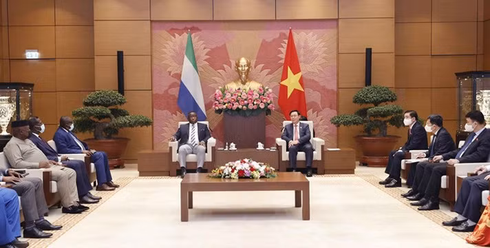 Le Président de l’Assemblée nationale vietnamienne, Vuong Dinh Huê (centre droite), lors de la rencontre avec le Président de la Sierra Léone, Julius Maada Bio. Photo : VNA.