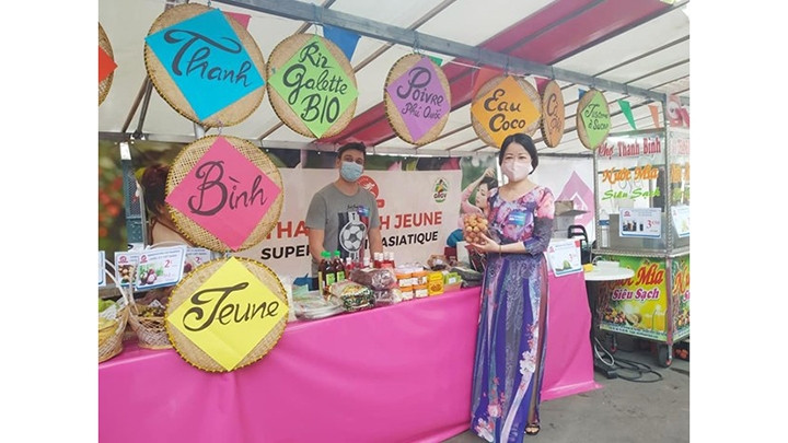 Le litchi est présenté au festival de la gastronomie vietnamienne à Paris. Photo : thoidai.com.vn