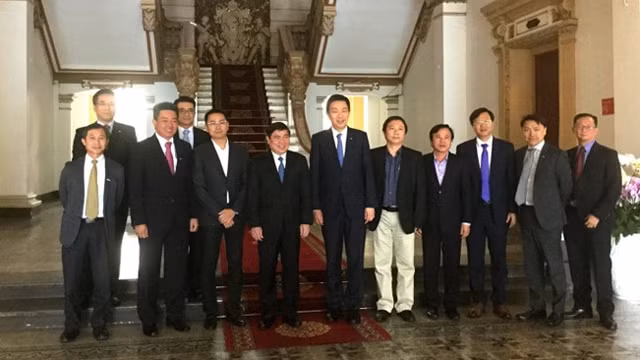 Le président du Comité populaire de Hô Chi Minh-Ville, Nguyên Thành Phong (4e, à gauche, 1er rang) lors de la rencontre avec la délégation du groupe Keppel Land Limited, le 4 avril. Photo : VNA.