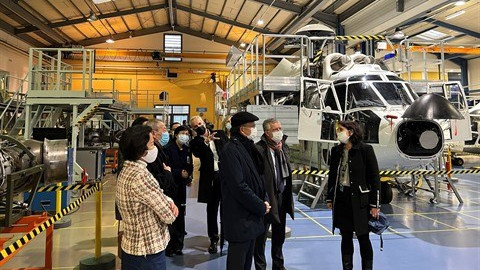 La délégation de l'Ambassade du Vietnam visite un atelier du groupe Airbus Helicopters. Photo : CVN.