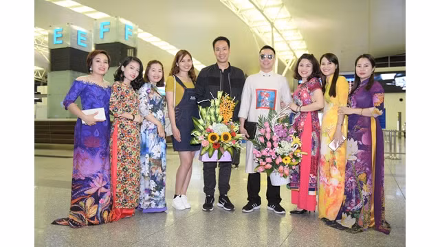 Le styliste Dô Trinh Hoài Nam et son équipe est à aéroport international de Nôi Bài pour participer au Festival de Cannes. Photo : http://cinet.vn 