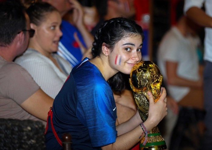 HCM-Ville : Les supporteurs félicitent l’équipe de France qualifiée pour les demi-finales après 12 ans d’attente