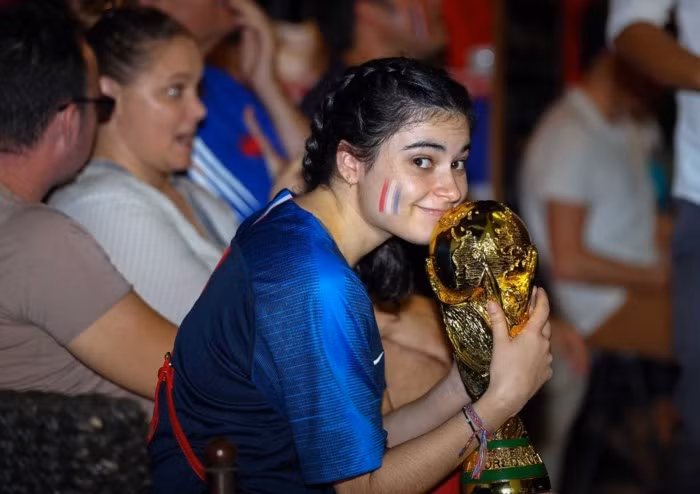 HCM-Ville : Les supporteurs félicitent l’équipe de France qualifiée pour les demi-finales après 12 ans d’attente