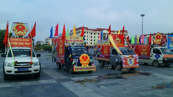 Des caravanes de propagande aux élections à Thai Binh. Photo: NDEL.