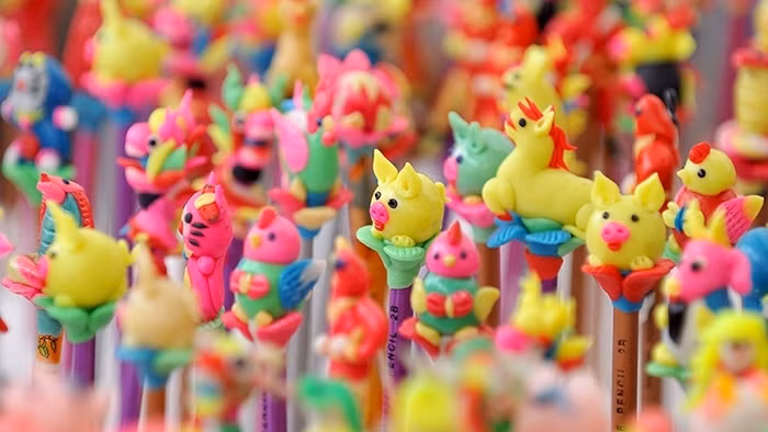 Des objets colorés fabriqués avec la minutie par les artisans. 