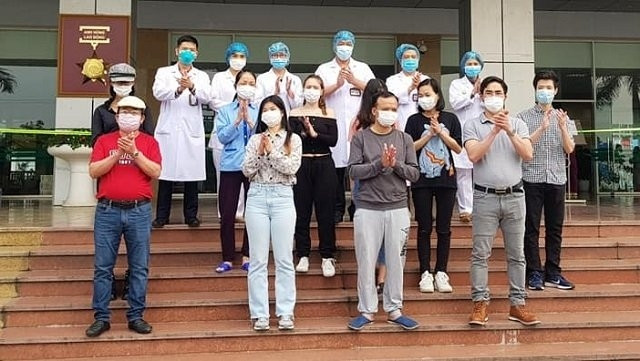 11 patients sortent de l'hôpital central des maladies tropicales à Hanoi le 7 avril 2020. 