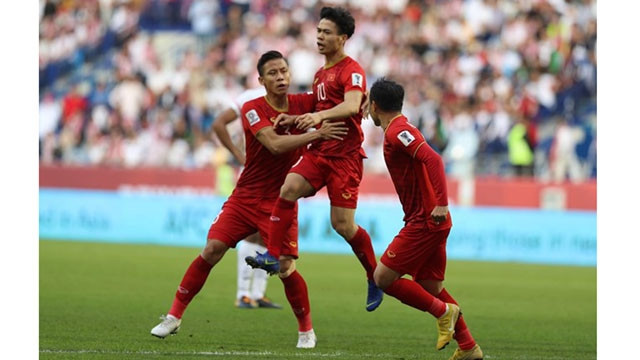 Nguyên Công Phuong (au centre) lors du match entre le Vietnam et la Jordanie, le 20 janvier dans le cadre des huitièmes de finale de l'Asian Cup 2019. Photo : VNA.